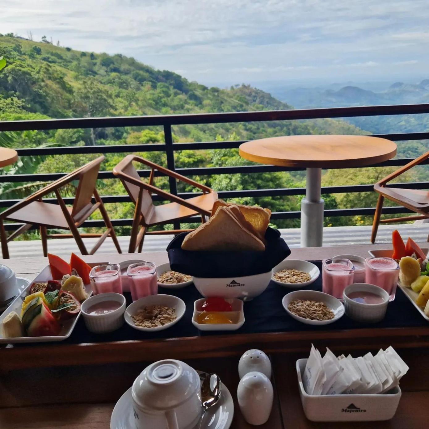Majentra Ella Hotel Luaran gambar